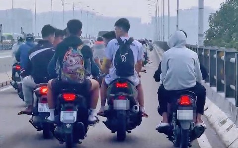 Công an xác minh, xử lý nhóm thanh niên điều khiển xe mô tô không đội mũ bảo hiểm trên cầu Vĩnh Tuy