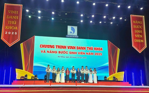 Đại học Đà Nẵng vinh danh thủ khoa và nâng bước sinh viên