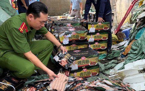 Hồi chuông cảnh báo từ vụ phát hiện 1,7 tấn xúc xích không rõ nguồn gốc ở Hà Nội