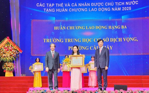 Trường THCS Dịch Vọng đón nhận Huân chương Lao động hạng Ba với 70 năm hành trình vun đắp tri thức