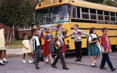 Vì sao xe chở học sinh phải sơn màu vàng đậm?