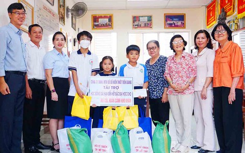 Trao học bổng đột xuất cho học sinh có hoàn cảnh đặc biệt khó khăn tại Đồng Tháp