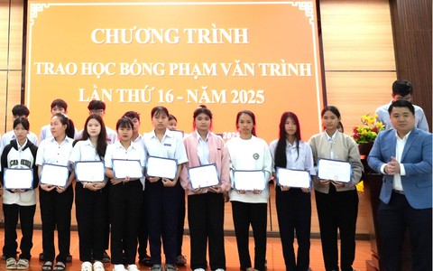 Quỹ khuyến học Phạm Văn Trình trao hơn 400 triệu học bổng cho học sinh nghèo vượt khó