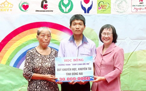 Nam sinh mồ côi ở Đồng Nai nhận học bổng 115 triệu đồng thực hiện ước mơ chinh phục tri thức