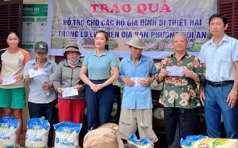 Ấm nghĩa tình trên phố cổ Hội An sau cơn lũ