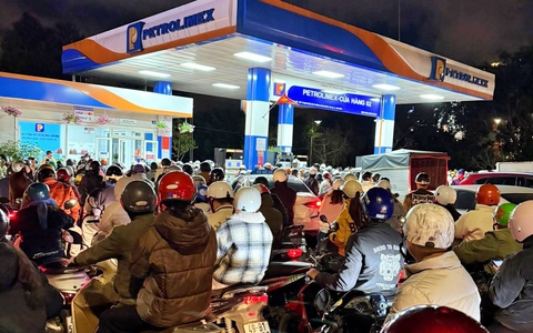 Hàng ngàn người Đà Lạt đổ xô đi mua xăng khi nghe tin cấm xe bồn gây tắc đường 