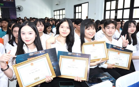 Đại học Kinh tế Thành phố Hồ Chí Minh giảm 10% học phí, trao học bổng hỗ trợ hơn 11.200 sinh viên vùng lũ