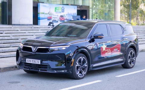 Mang xe đi phượt, leo đèo, chủ xe VinFast VF 9 nhận định: “Vọt như siêu xe, không mẫu xe xăng nào đọ được”