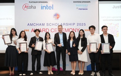 Hiệp hội Thương mại Mỹ tại Việt Nam trao là 900 triệu đồng học bổng cho các sinh viên xuất sắc