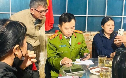 Công an xã tuyên truyền về chuyển đổi số cho người dân tại Quảng Trị