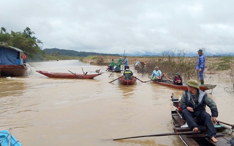 Lật thuyền đánh cá trên sông Lam, 1 người mất tích