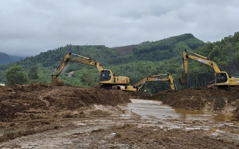 Cắt gọt ngọn đồi mở đường tạm, giúp người dân khắc phục sạt lở nghiêm trọng sau bão 