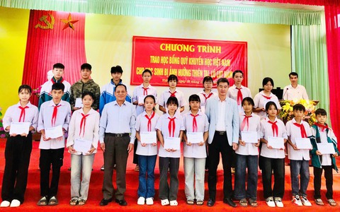 Hội Khuyến học Lào Cai trao học bổng cho học sinh bị ảnh hưởng bởi bão lũ