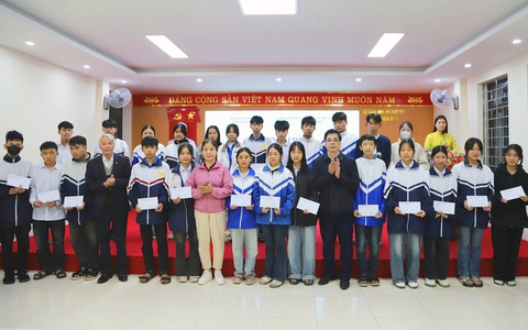 Hội Khuyến học Sơn La và Phú Thọ trao 70 suất học bổng cho học sinh khó khăn tỉnh Điện Biên