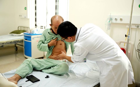 Người cha ở Lào Cai hiến một quả thận cứu con trai thành công