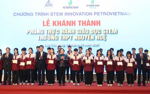 Phó Thủ tướng Chính phủ Phạm Thị Thanh Trà trao quà cho các em học sinh tại Lào Cai