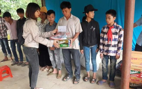 Khi lớp bùn theo nước lũ rửa trôi đi