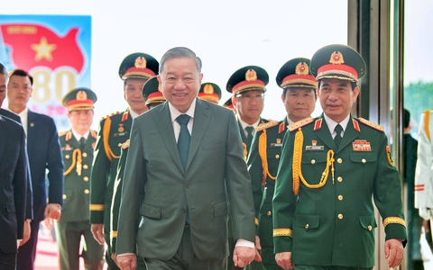 Quân đội nhân dân vững bước dưới cờ Đảng quang vinh