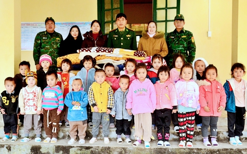 Bộ đội Biên phòng tặng chăn ấm cho học sinh mầm non vùng núi cao Tả Gia Khâu