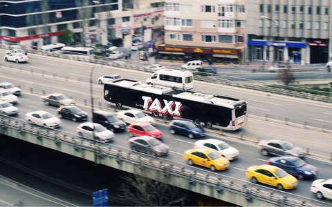 Sử dụng xe trên 8 chỗ để kinh doanh taxi là vi phạm