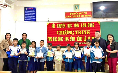 Hội Khuyến học tỉnh Lâm Đồng cùng đơn vị tài trợ trao 70 triệu quà, học bổng cho học sinh vùng lũ