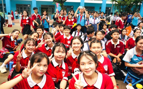 Trường học ở Thành phố Hồ Chí Minh hạn chế học sinh sử dụng điện thoại vào giờ ra chơi