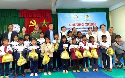 70 triệu quà, học bổng tặng học sinh, phụ huynh xã Đam Rông 4