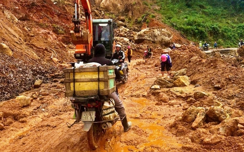Lào Cai: truc tiep bong da vebo gây sạt lở tắc đường, làm hư hại nhà máy thủy điện Nậm Lúc
