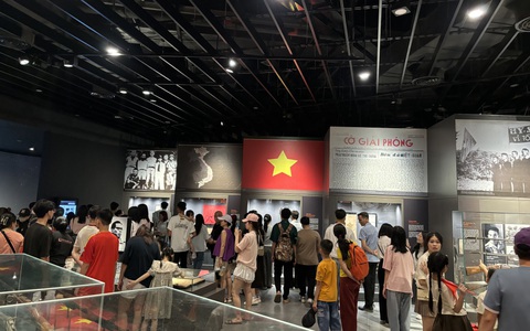 Đông đảo người dân khắp nơi về thủ đô tham quan bảo tàng xem bong da truc tiep tren k+ sử quân sự Việt Nam