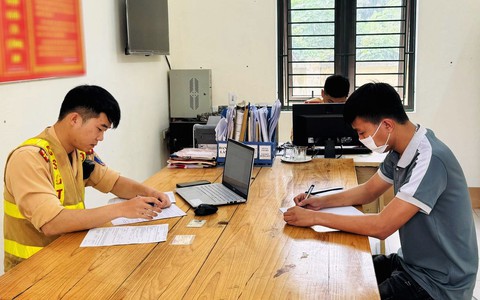 Xử phạt 5 triệu đồng chủ xe bán tải chở 2 trẻ em trên thùng xe