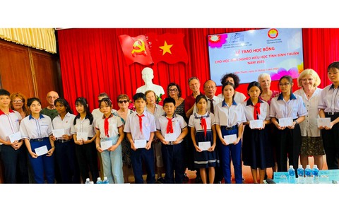 Trao học bổng cho học sinh nghèo hiếu học trên địa bàn tỉnh Bình Thuận