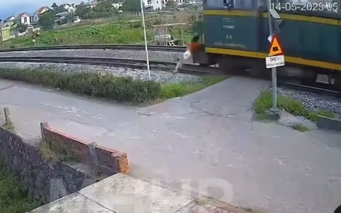 Băng qua đường ray khi tàu hỏa đang tới, người phụ nữ bị hất văng ra ngoài