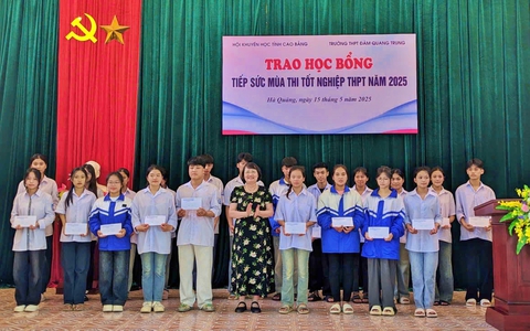 Hội Khuyến học tỉnh Cao Bằng trao học bổng "Tiếp sức mùa thi" 2025