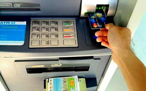 Cần làm gì khi giao dịch bằng thẻ ATM?