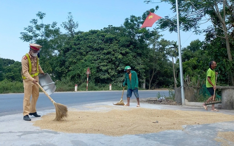 Hình ảnh đẹp Cảnh sát Giao thông Nghệ An giúp dân dọn lúa chạy mưa