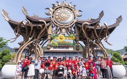 bong da truc tiep khách hào hứng check in không gian rực rỡ cờ hoa tại Sun World Ba Na Hills
