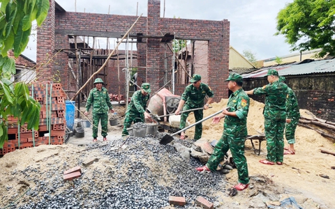 Đồn Biên phòng Trà Cổ: Hỗ trợ hộ gia đình có hoàn cảnh khó khăn 100 triệu đồng xây dựng nhà ở