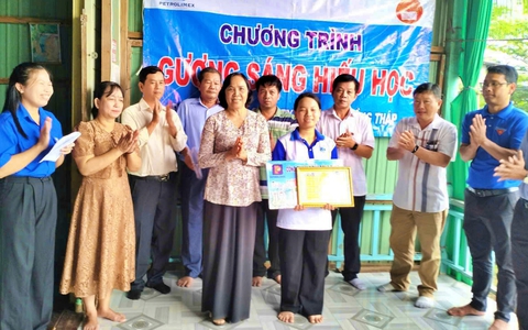 Hội Khuyến học tỉnh Đồng Tháp trao học bổng Gương sáng hiếu học cho sinh viên Thanh Thảo