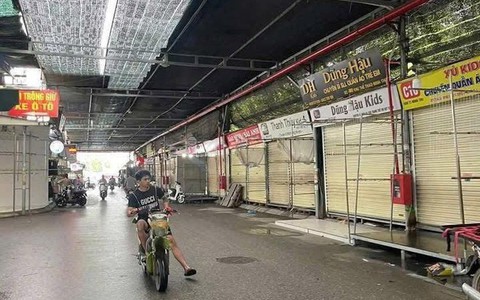 Quản lý thị trường ở đâu khi để cả chợ Ninh Hiệp bán hàng giả?