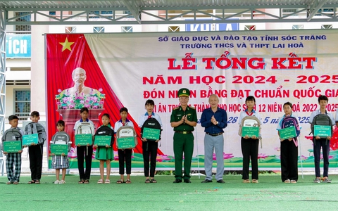 Bộ đội Biên phòng tỉnh Sóc Trăng trao tặng 250 suất học bổng hàng năm trong Chương trình “Nâng bước em tới trường”