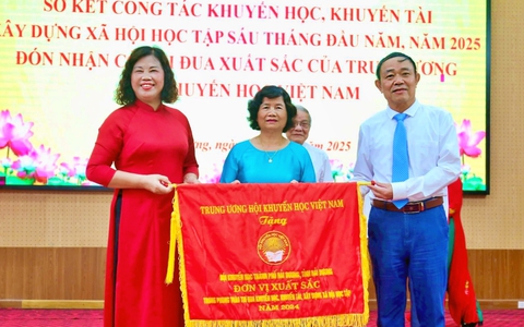 Tặng Cờ thi đua xuất sắc cho Hội Khuyến học thành phố Hải Dương