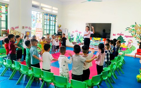 Một huyện chưa xét khen thưởng hơn 900 giáo viên do không tham gia hoạt động từ thiện xã hội