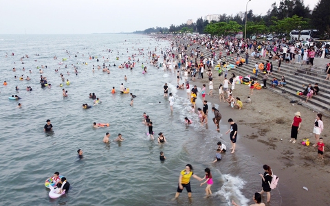 Cứu hộ thành công hơn 20 người bị nước cuốn ở biển Cửa Lò