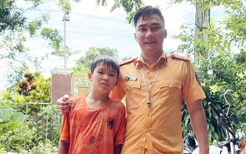 Thượng úy cảnh sát giao thông liều mình cứu bé trai giữa dòng nước lũ