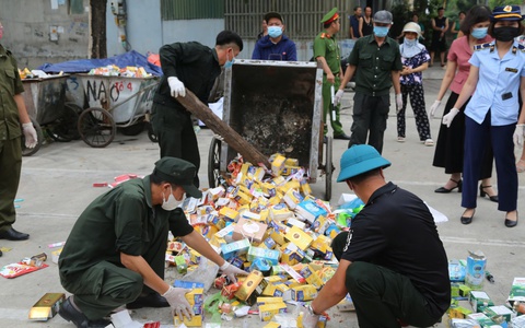 Phát hiện hàng nghìn hộp thực phẩm chức năng chưa sử dụng vứt ở bãi rác thành phố Hạ Long