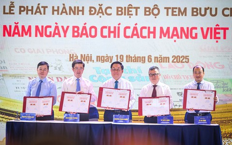 Chiêm ngưỡng Bộ tem đặc biệt kỷ niệm 100 năm Ngày Báo chí Cách mạng Việt Nam