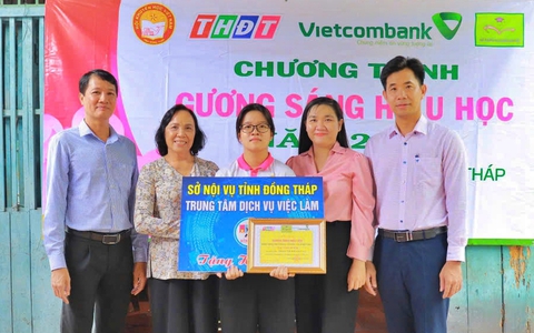 Đồng Tháp trao học bổng Gương sáng hiếu học cho 2 sinh viên vượt khó