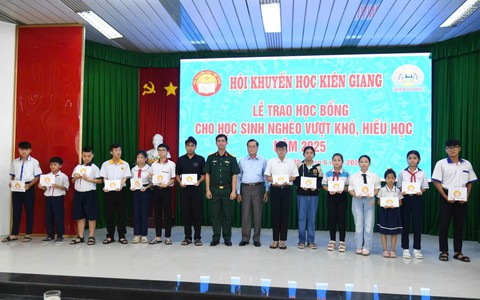 230 suất học bổng tiếp sức học sinh nghèo Kiên Giang đến trường