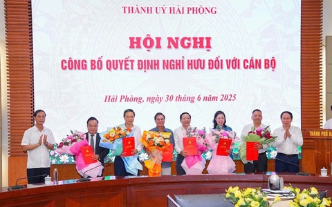 Chủ tịch Ủy ban nhân dân thành phố Hải Phòng cùng 5 cán bộ chủ chốt nghỉ hưu trước tuổi