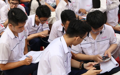 Thành phố Hồ Chí Minh dự kiến cấm học sinh dùng điện thoại cả trong giờ ra chơi